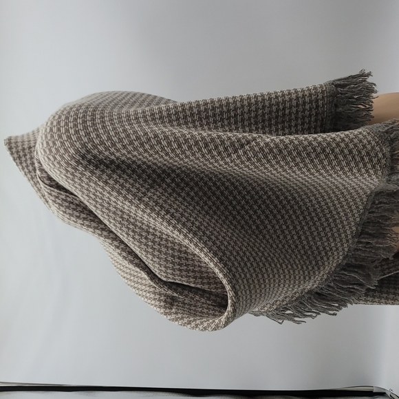 Curling Houndstooth Shawl ~ made in Italy Tan & Off White w/ grayish fringe - Picture 7 of 17